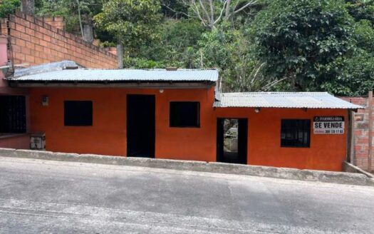 Dos Casalotes en la calle principal de angola