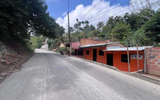 Dos Casalotes en la calle principal de angola