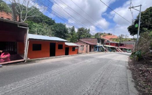 Dos Casalotes en la calle principal de angola