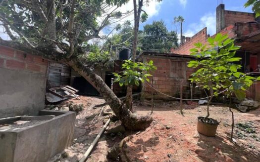 Dos Casalotes en la calle principal de angola