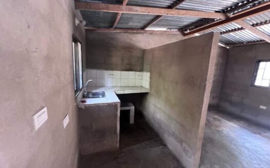 Dos Casalotes en la calle principal de angola