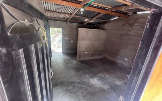 Dos Casalotes en la calle principal de angola