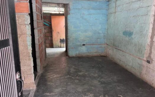 Dos Casalotes en la calle principal de angola