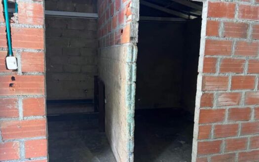 Dos Casalotes en la calle principal de angola