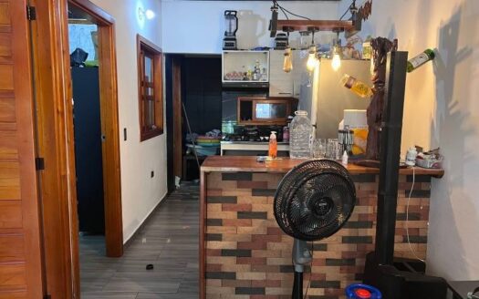 Casa a bordo de calle principal