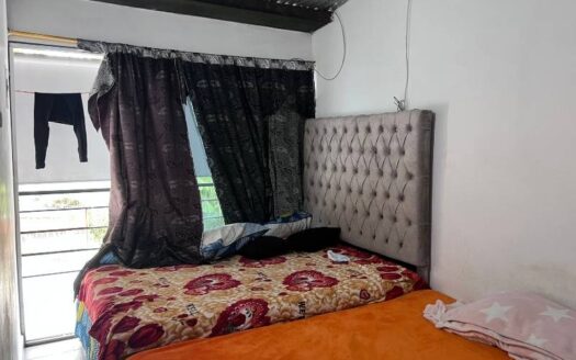 Casa a bordo de calle principal