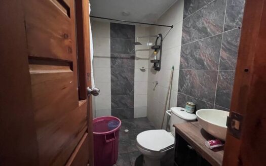 Casa a bordo de calle principal