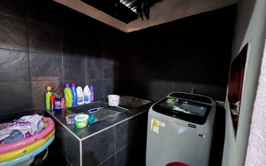 Casa a bordo de calle principal