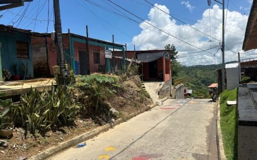 Propiedad Con Tres Casas y Patio Grande