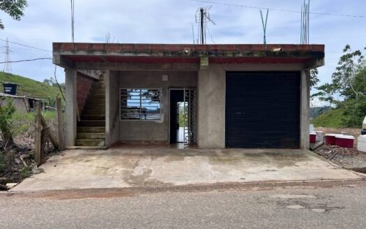 Casa con patio a bordo de calle