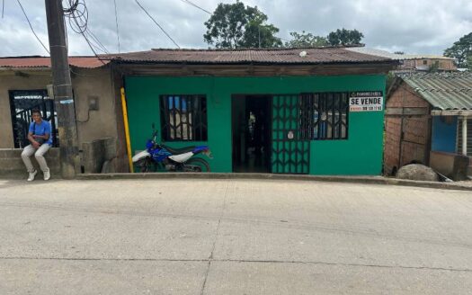 Propiedad con solar grande a bordo de calle