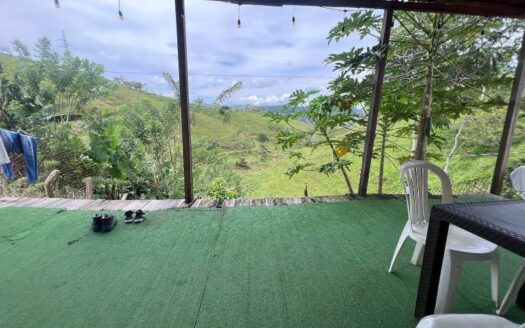 Casa con patio a bordo de calle