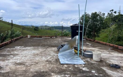 Casa con patio a bordo de calle