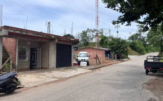 Casa con patio a bordo de calle