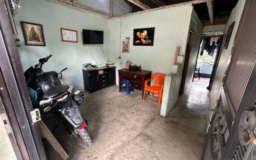 Propiedad con solar grande a bordo de calle