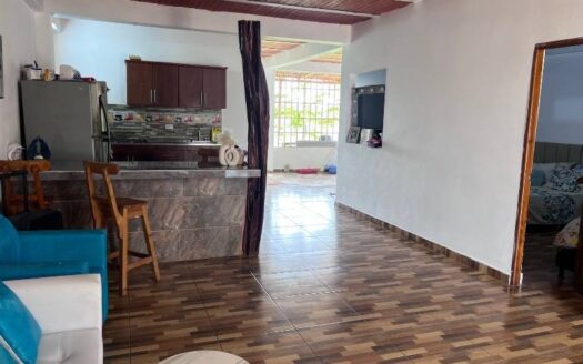 Casa con patio a bordo de calle