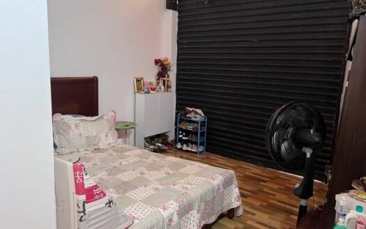 Casa con patio a bordo de calle