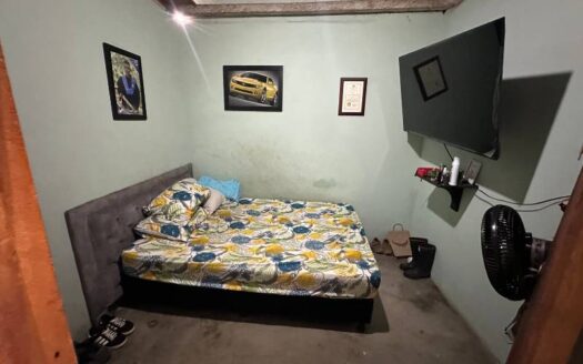 Propiedad con solar grande a bordo de calle