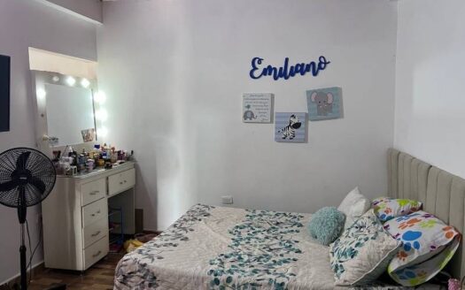 Casa con patio a bordo de calle