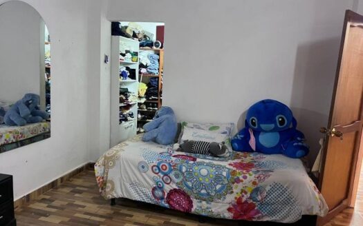 Casa con patio a bordo de calle