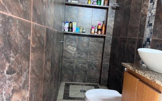 Casa con patio a bordo de calle