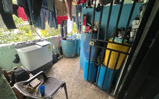 Propiedad con solar grande a bordo de calle