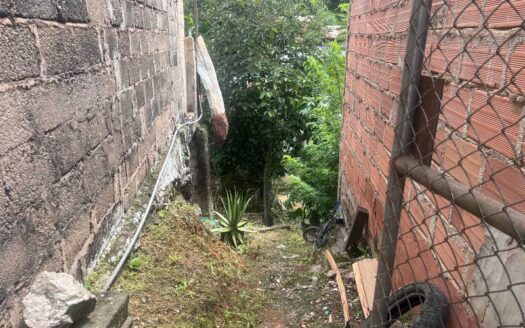 Propiedad con solar grande a bordo de calle