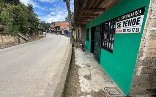 Propiedad con solar grande a bordo de calle
