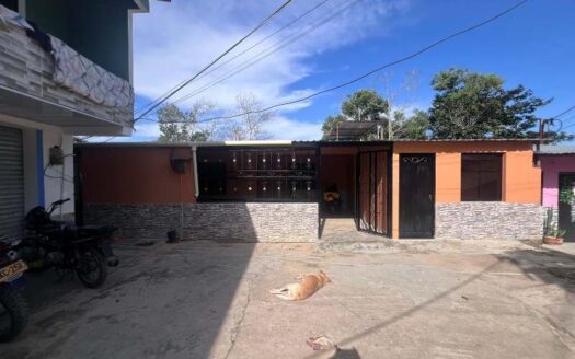 Propiedad con terreno amplio y dos viviendas