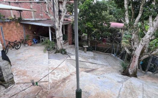 Propiedad con ubicación exclusiva y lote grande