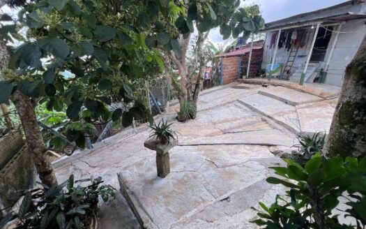 Propiedad con ubicación exclusiva y lote grande