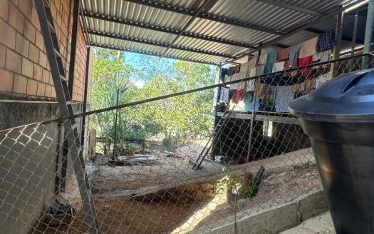 Propiedad con terreno amplio y dos viviendas