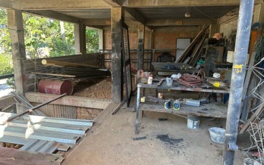 Propiedad con terreno amplio y dos viviendas