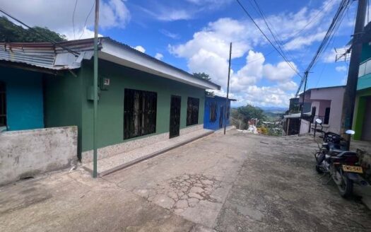 Propiedad con ubicación exclusiva y lote grande