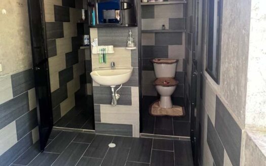 Propiedad con terreno amplio y dos viviendas