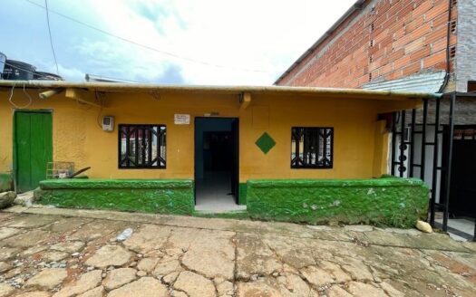 Propiedad con solar a bordo de calle