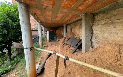 Propiedad con solar a bordo de calle