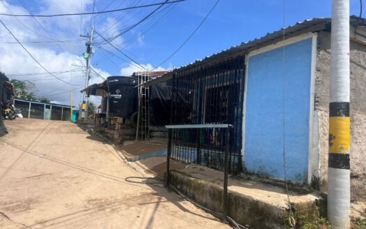 Propiedad con local comercial, sector La Estrella, Segovia.