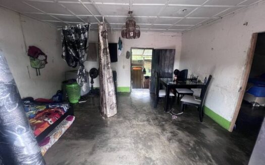 Casa grande con buena ubicación