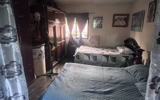 Casa grande con buena ubicación