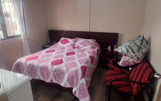 Casa grande con buena ubicación