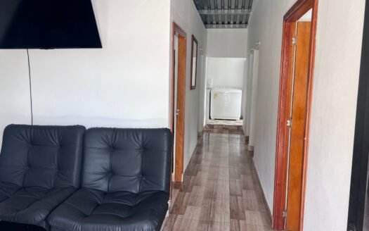 Casa grande a bordo de calle